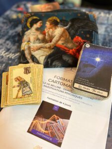 Supports de formation utilisés au Centre Eden Formation à Aix-en-Provence : Oracle de Belline, Petit Lenormand Le Singulier et livret pédagogique pour apprendre la cartomancie intuitive.